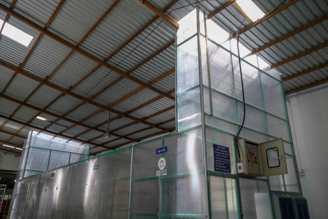 Chiếc máy sấy ITS sử dụng năng lượng mặt trời của cơ sở sản xuất thực phẩm Huỳnh Đức ở thành phố Ngã Bảy, tỉnh Hậu Giang. (Ảnh: Thanh Liêm/TTXVN) TTXVN_3001baclieu2.jpg