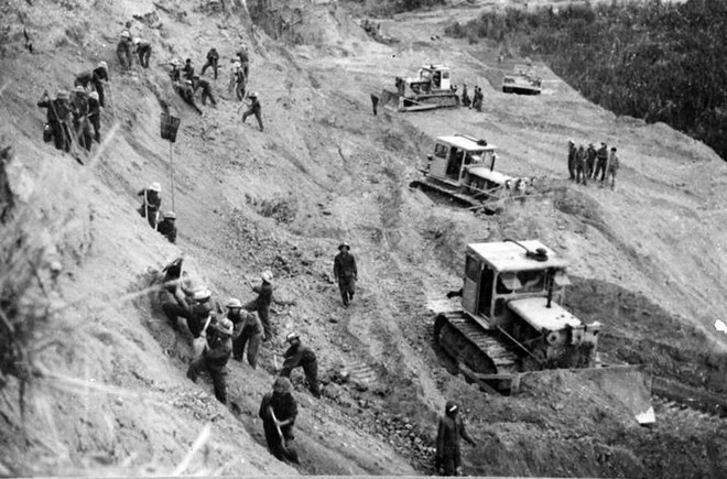 Đọc trường ca "Mặt đường khát vọng" của nhà thơ Nguyễn Khoa Điềm ảnh 1