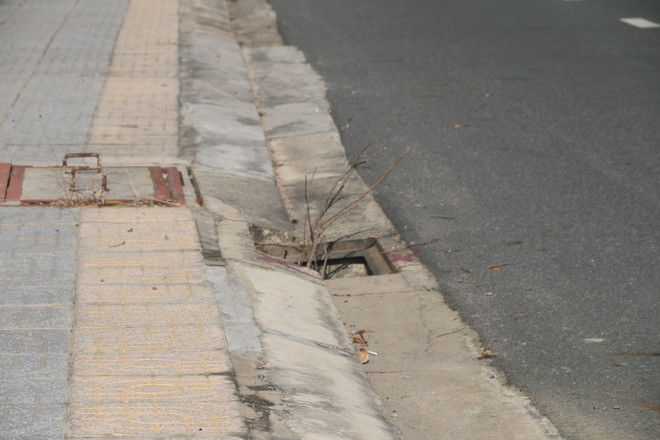 Hàng loạt cống thoát nước trên Quốc lộ 56 trơ hố sâu do bị tháo nắp ảnh 1