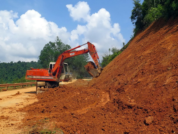 Điện Biên: Mưa lớn khiến Quốc lộ 12 và 4H sạt lở, nguy cơ bị chia cắt ảnh 1