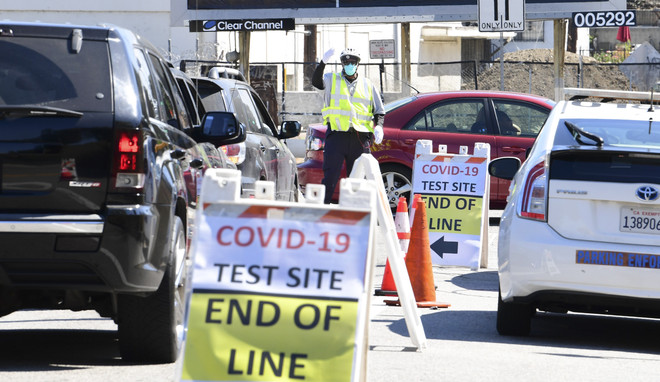 Một điểm xét nghiệm COVID-19 ở Los Angeles, California, Mỹ, ngày 21/7/2020. (Nguồn: AFP/TTXVN) Số ca tử vong do dịch COVID-19 tại Mỹ có xu hướng tăng nhanh ảnh 1