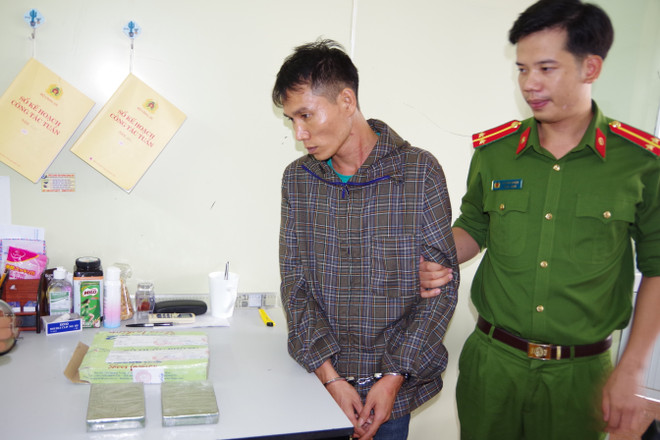 Hải Dương: Bắt giữ đối tượng vận chuyển trái phép 2 bánh heroin ảnh 2