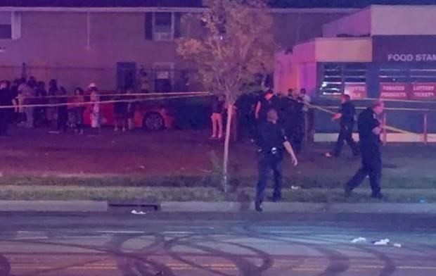 Cảnh sát Mỹ phong tỏa hiện trường một vụ nổ súng. (Nguồn: cbsnews) Mỹ: Nổ súng tại đám tang ở Chicago, ít nhất 14 người bị thương nặng ảnh 1