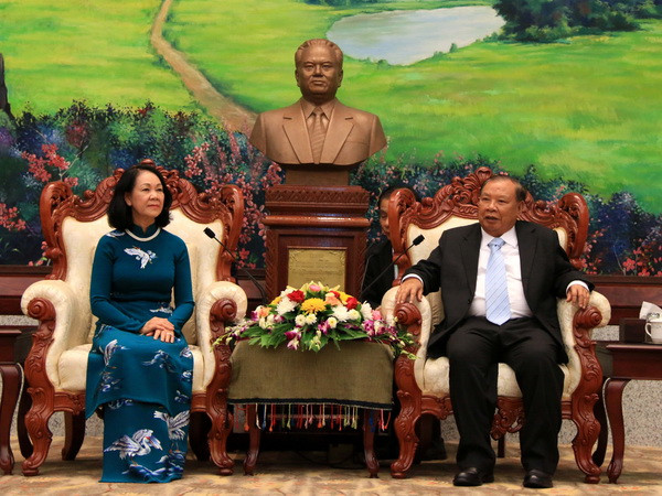 Tổng Bí thư Lào tiếp đoàn đại biểu Đảng Cộng sản Việt Nam ảnh 1