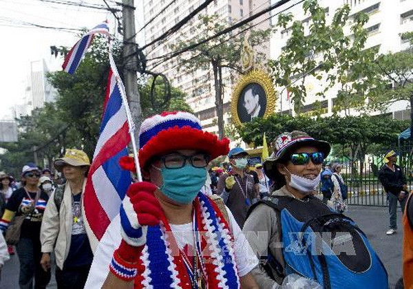 Người biểu tình chống chính phủ ở thủ đô Bangkok. (Nguồn: AFP/TTXVN) Ủy ban bầu cử Thái Lan muốn hoãn tổng tuyển cử sáu tháng ảnh 1