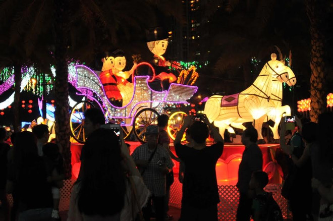 [Photo] Đêm Trung Thu rực rỡ sắc màu tại Đặc khu Hong Kong ảnh 3