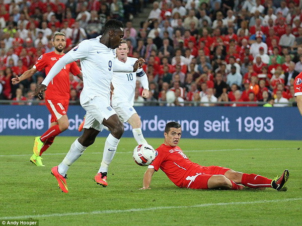 Vòng loại Euro 2016: Tây Ban Nha dạo chơi nhàn nhã, Welbeck tỏa sáng ảnh 1