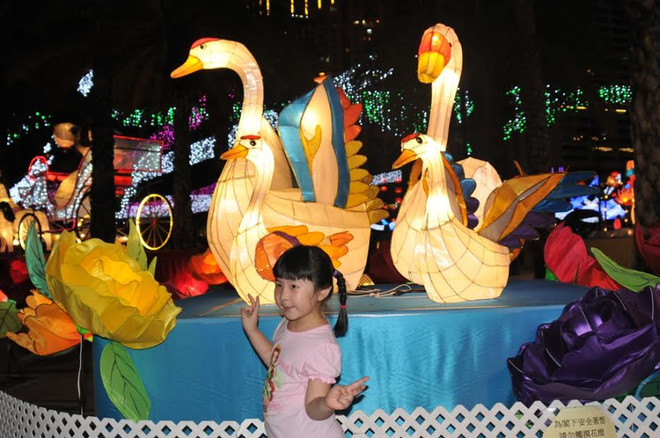 [Photo] Đêm Trung Thu rực rỡ sắc màu tại Đặc khu Hong Kong ảnh 2