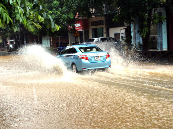 Cảnh báo thời tiết nguy hiểm trên cả đất liền và trên biển ảnh 1