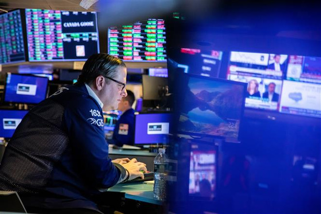 Chứng khoán thế giới đỏ sàn, giá dầu rời mốc 100 USD mỗi thùng ảnh 1