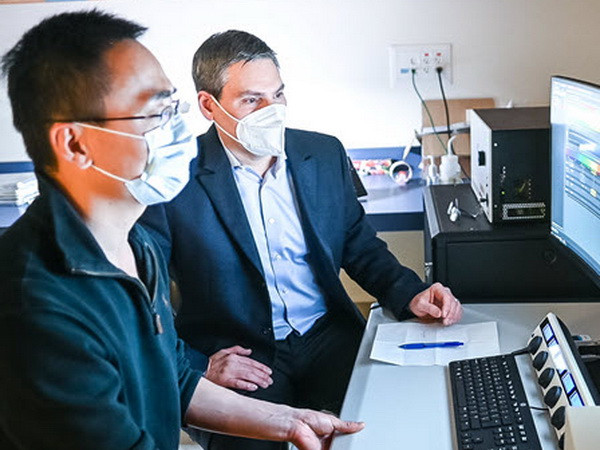 Chuyên gia Mỹ-Canada nghiên cứu phát triển thuốc xịt mũi trị COVID-19 ảnh 1