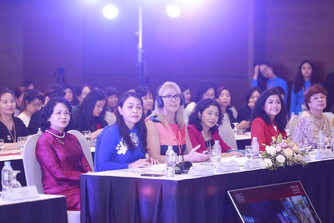 Trần Uyên Phương truyền cảm hứng ở talkshow về nữ doanh nhân ảnh 1