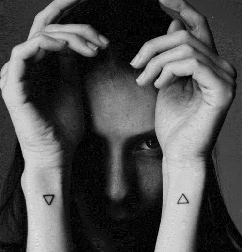 Những mẫu hình xăm tí hon, xinh xắn và gợi cảm cho các quý cô ảnh 17