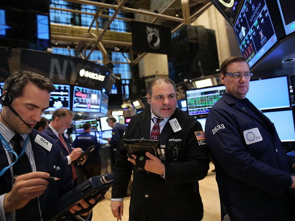 Chứng khoán Mỹ phần lớn giảm điểm do tác động từ nền kinh tế ảnh 1