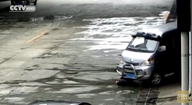 [Video] Cậu bé may mắn thoát chết khi bị chiếc xe ôtô cán qua ảnh 1