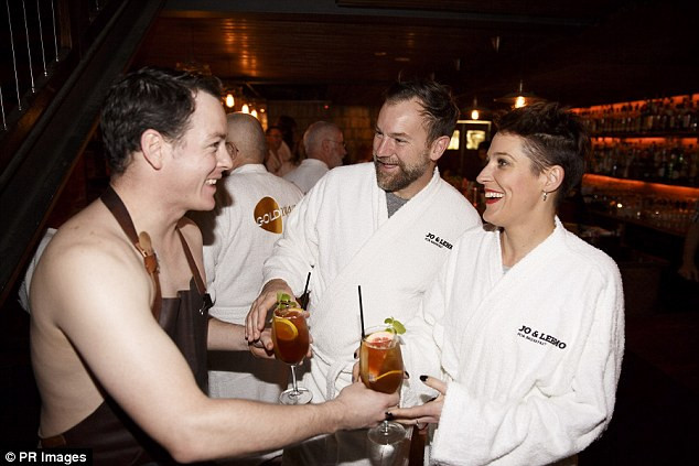 Khách hàng thoát y toàn bộ ở buổi khai trương nhà hàng khỏa thân ảnh 3