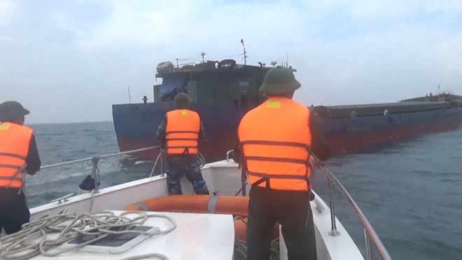 Cứu hộ 11 thuyền viên trên tàu chở hàng bị chập điện trên biển ảnh 1