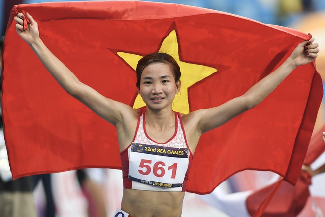 Nguyễn Thị Oanh xuất sắc giành huy chương Vàng môn Điền kinh ở nội dung chạy 10.000m nữ với thành tích 35 phút 11 giây 53. ((Ảnh: TTXVN) Khen thưởng Đội tuyển Điền kinh Việt Nam tại SEA Games 32 ảnh 1