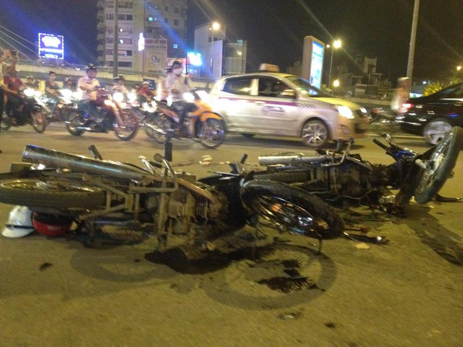 Hà Nội: Tai nạn nghiêm trọng tại Ngã Tư Sở, 2 xe máy vỡ nát ảnh 3