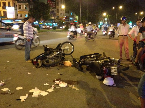 Hà Nội: Tai nạn nghiêm trọng tại Ngã Tư Sở, 2 xe máy vỡ nát ảnh 1