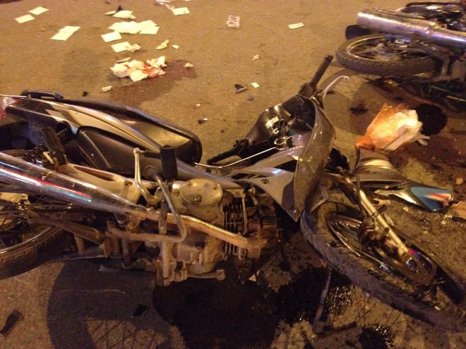 Hà Nội: Tai nạn nghiêm trọng tại Ngã Tư Sở, 2 xe máy vỡ nát ảnh 2