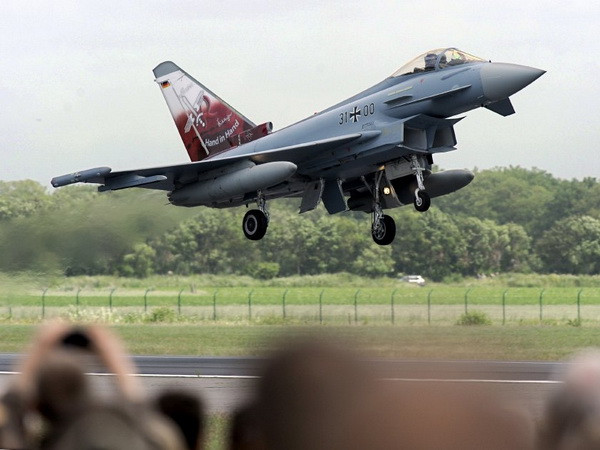 Viên chức quốc phòng Đức tự ký hóa đơn 55 triệu euro ảnh 1