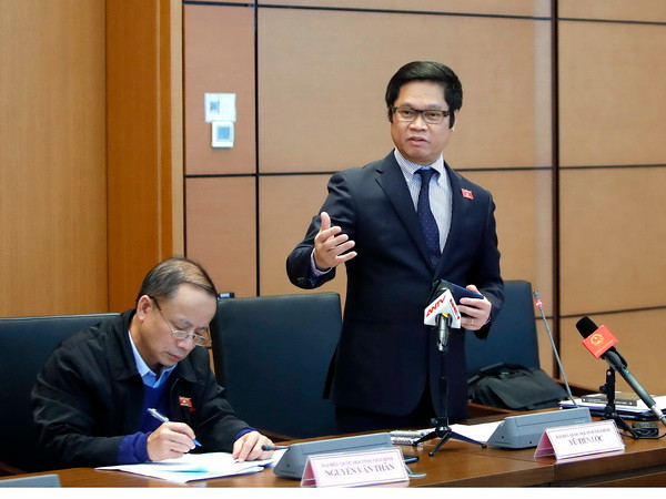 Đại biểu Quốc hội tỉnh Thái Bình Vũ Tiến Lộc thảo luận tại tổ. (Ảnh: An Đăng/TTXVN) Hỗ trợ doanh nghiệp nhỏ và vừa mà không trái cam kết quốc tế ảnh 1