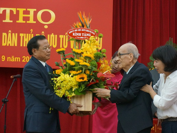 Lãnh đạo thành phố Hà Nội chúc thọ giáo sư Vũ Khiêu 100 tuổi ảnh 1