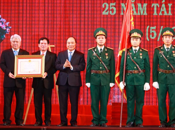 Thủ tướng Nguyễn Xuân Phúc dự Lễ Kỷ niệm 25 năm tái lập tỉnh Trà Vinh ảnh 1