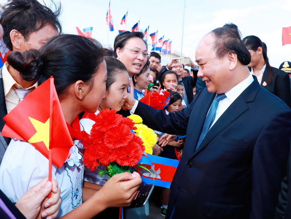 Thủ tướng đến Phnom Penh, bắt đầu thăm chính thức Campuchia ảnh 1