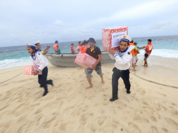 Thăm và tặng quà các cán bộ, chiến sỹ, nhân dân tại Trường Sa ảnh 1