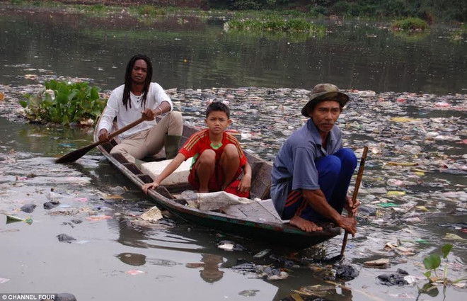 Cận cảnh dòng sông bẩn nhất thế giới ở Indonesia ảnh 4