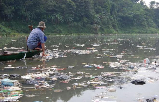 Cận cảnh dòng sông bẩn nhất thế giới ở Indonesia ảnh 2