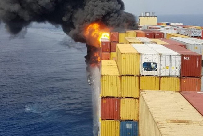 Tàu hàng cỡ lớn chở 14.000 container bốc cháy giữa biển khơi ảnh 1