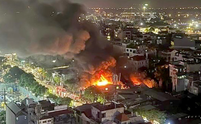 Hà Nội: Cháy cửa hàng kinh doanh tại đường Lạc Long Quân ảnh 1