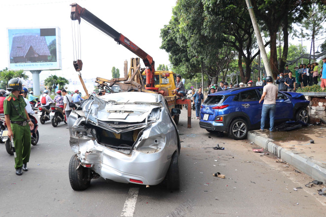 Lực lượng chức năng xử lý vụ tai nạn. (Ảnh: Dư Toán/TTXVN) Gia Lai: Tai nạn giao thông liên hoàn, 3 người bị thương ảnh 2