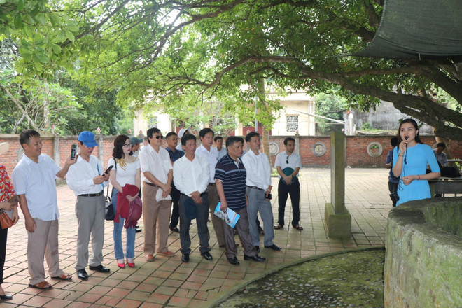 Du khách được nghe giới thiệu về các di tích trên đảo Ngư. (Ảnh: Nguyễn Văn Nhật/TTXVN) Nghệ An nâng cao chất lượng sản phẩm, hàng hóa phục vụ du khách ảnh 2