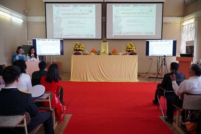 Lễ giỗ Tổ và Vinh danh con cháu Vua Hùng trong khuôn khổ Ngày Quốc tổ (mùng 10 tháng 3 âm lịch) toàn cầu được tổ chức tại hội trường trường Đại học Quốc gia Saint Petersburg. (Ảnh: Tâm Hằng/TTXVN) ttxvn_st petersburg (3)_resize.jpg