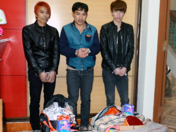 Quảng Ninh bắt 3 đối tượng vận chuyển 72kg pháo từ Trung Quốc ảnh 1