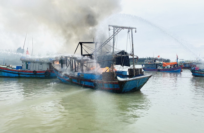 Thanh Hóa: Tàu cá bốc cháy dữ dội, thiệt hại hàng trăm triệu đồng ảnh 1