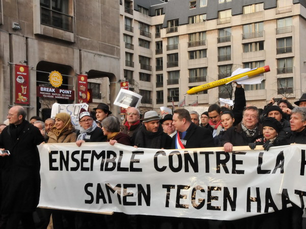 Tuần hành ở nhiều nước phản đối bạo lực và ủng hộ nhân dân Pháp ảnh 1