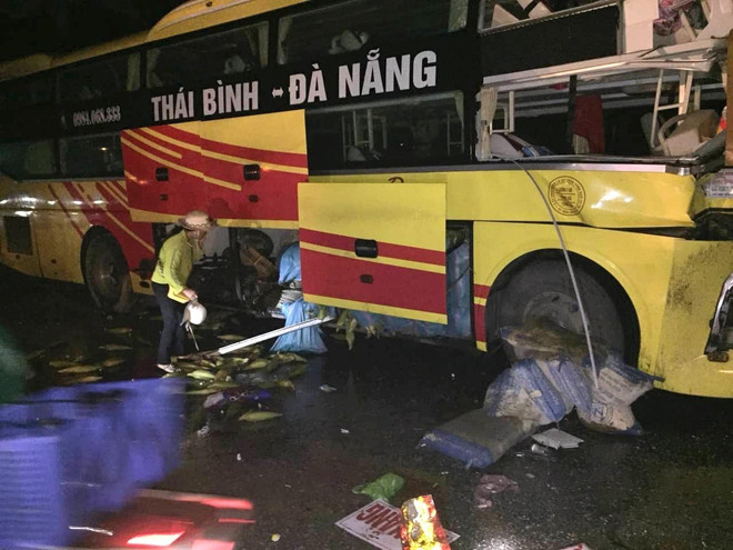 Thanh Hóa: Xe khách tông xe đầu kéo, phụ xe tử vong tại chỗ ảnh 1
