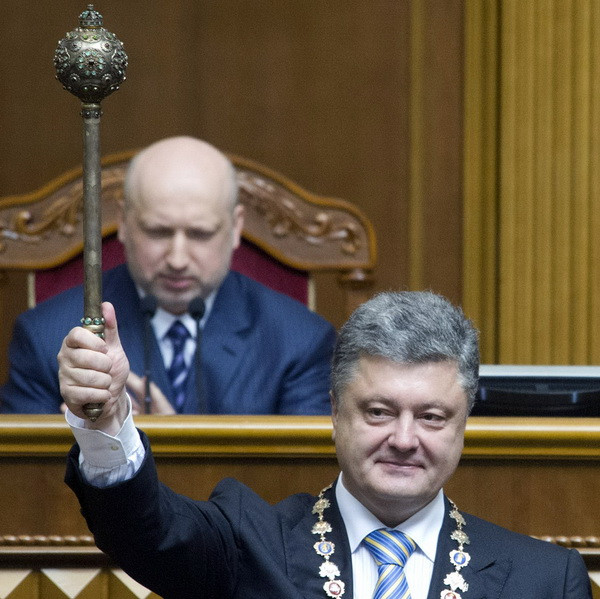 Video lính Ukraine bị rơi súng ngay trước mặt ông Poroshenko ảnh 1