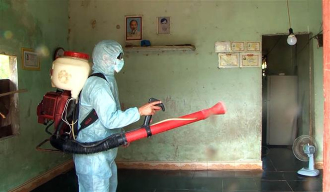 Phun thuốc tiêu độc khử trùng phòng chống bệnh bạch hầu. (Ảnh minh họa: Hồ Cầu/TTXVN) Quảng Ngãi khẩn trương ngăn chặn dịch bệnh bạch hầu lây lan ảnh 1