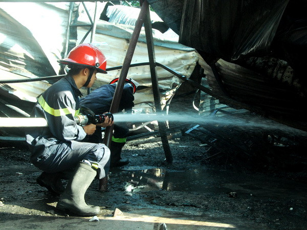 Quảng Ngãi: Cháy lớn tại phân xưởng nhựa, huy động 8 xe cứu hỏa ảnh 1