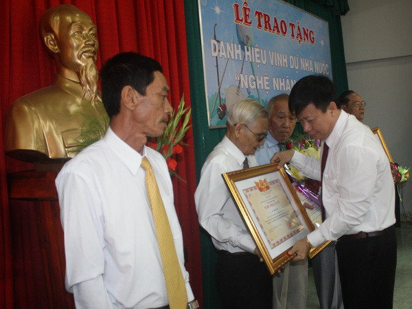 Tây Ninh: Vinh danh 6 nghệ nhân ưu tú về di sản văn hóa phi vật thể ảnh 1