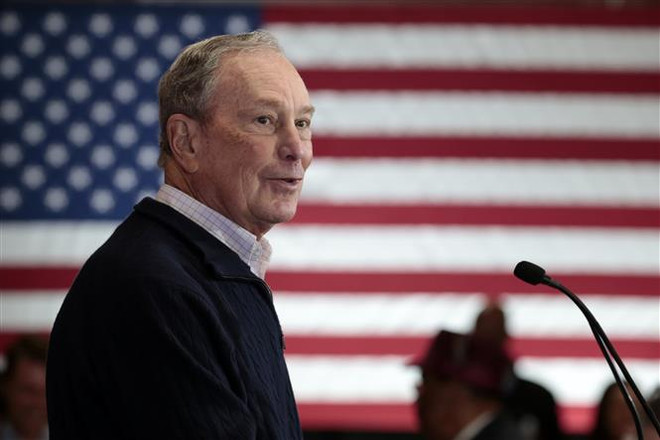 Tỷ phú Michael Bloomberg phát biểu tại Detroit, Michigan, Mỹ, ngày 21/12/2019. (Ảnh: AFP/ TTXVN) Bầu cử Mỹ: Tỷ phú Bloomberg đầu tư mạnh cho công nghệ và truyền thông ảnh 1