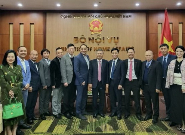 Đoàn Hội Doanh nhân Việt Nam-Canada trong chuyến thăm làm việc tại Bộ Nội vụ. (Ảnh: Hà Linh/Vietnam+) Canada: Giao lưu thể thao gây quỹ ủng hộ Bệnh viện Chợ Rẫy ảnh 2