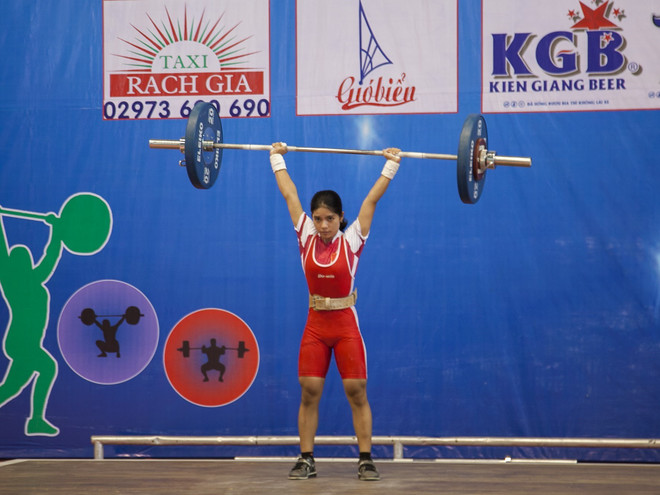Vận động viên trẻ Dương Thị Kim Yến (sinh năm 2006) của đoàn Kiên Giang từng giành 3 Huy chương vàng Giải vô địch Cử tạ thanh thiếu niên quốc gia năm 2020, thi đấu ở hạng cân 40kg nữ. (Ảnh: Hồng Đạt/TTXVN) Gần 200 vận động viên dự Giải vô địch Cử tạ thanh thiếu niên quốc gia ảnh 1