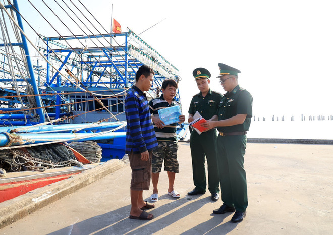 Cán bộ, chiến sỹ trạm kiểm soát Biên phòng Pháo Đài, Đồn Biên phòng Cửa khẩu Quốc tế Hà Tiên (Bộ đội Biên phòng tỉnh Kiên Giang) kiểm tra giấy tờ tàu cá nhập bến. (Ảnh: Hồng Đạt/TTXVN) Người lính “quân hàm xanh” vững vàng nơi tiền đồn Tây Nam Tổ quốc ảnh 3